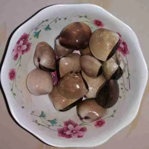 Cuci kerang tahu hingga bersih.