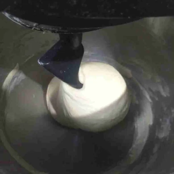 Masukkan margarin dan garam kocok terus hingga kalis elastis adonan mulus dan tidak lengket bila disentuh. Bila masih lengket bisa ditambah terigu sedikit demi sedikit sampai adonan tidak lengket.