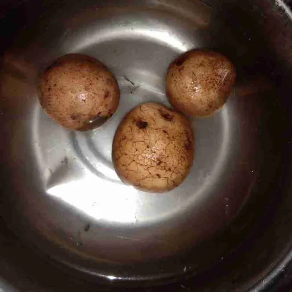 Masukkan 3 buah kentang ke dalam air lalu bersihkan.