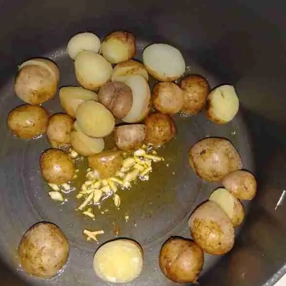 Masukkan baby potato tumis hingga meresap, tambahkan garam dan lada hingga tercampur rata.