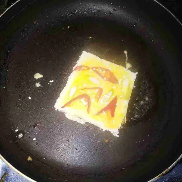 Hias dengan irisan lombok dan daun bawang.