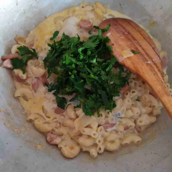 Bila rasa sudah pas, masukkan makaroni dan seledri secara berurutan.  Aduk kembali hingga tercampur rata.