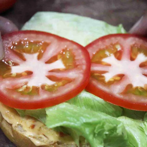 Susun diatas roti mayonais yang telah dicampur dengan saus sambal dan parutan kulit jeruk purut, lettuce, dan tomat.