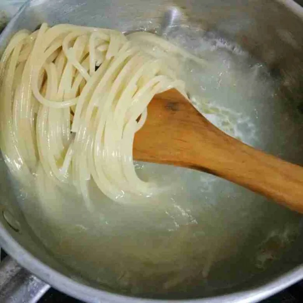 Rebus air di dalam panci hingga mendidih, tambahkan minyak goreng kemudian masukkan spaghetti. Rebus hingga aldente.