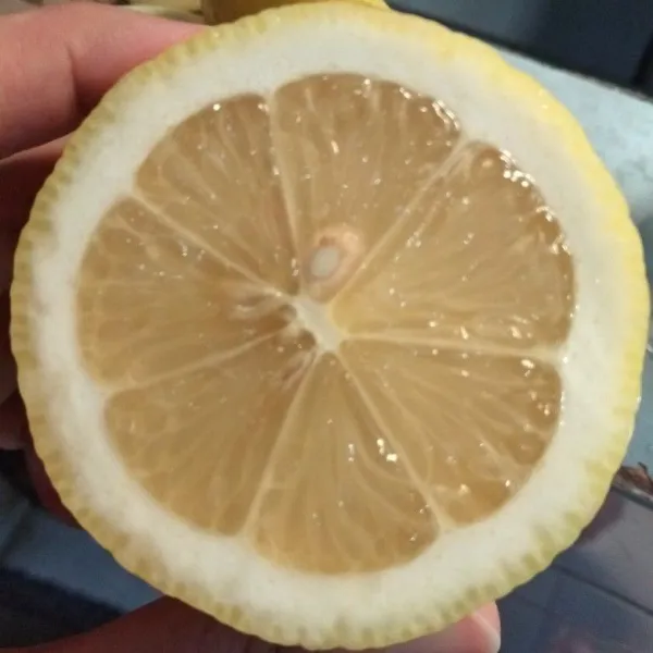 Siapkan perasan air lemon dan sedikit parutan kulit lemon (lemon zest).