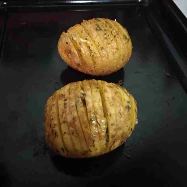 Olesi kentang dengan bumbu, oles hingga benar-benar rata. Panggang selama 30 menit pada suhu 175°.