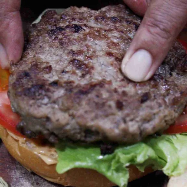 Letakkan di atasnya beef patty dan bawang bombay. Sajikan.