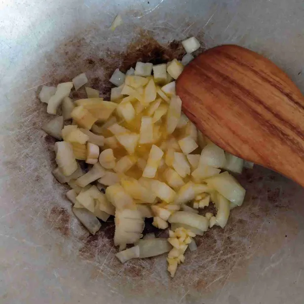Panaskan margarin dalam wajan, tumis bawang bombay, dan bawang putih hingga harum dan layu.