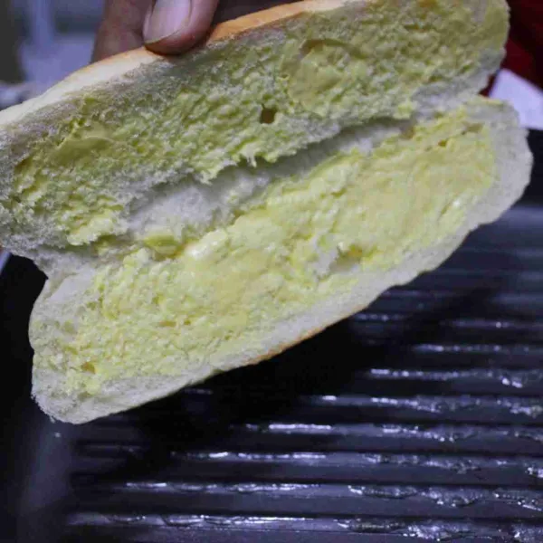 Belah roti olesi margarin panggang hingga kecoklatan.