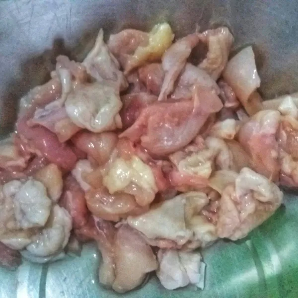 Pisahkan ayam dari tulangnya.