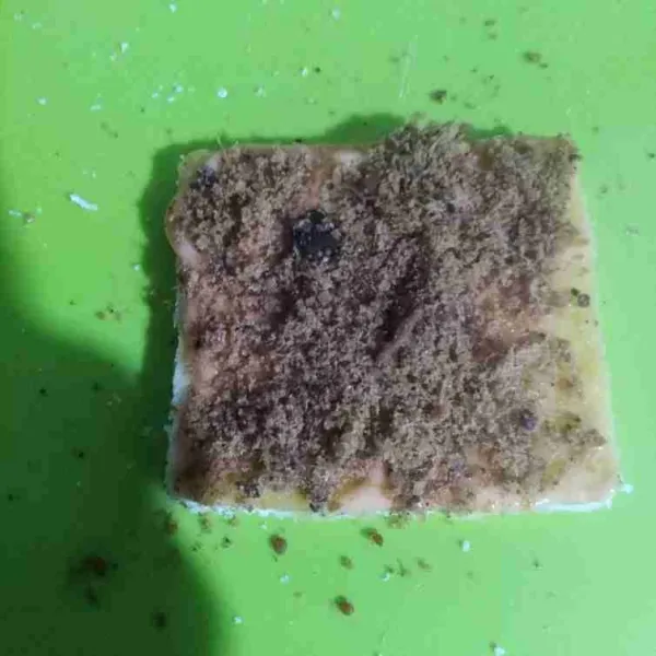 Olesi dengan adonan mayonais lalu taburi dengan abon kemudian gulung.