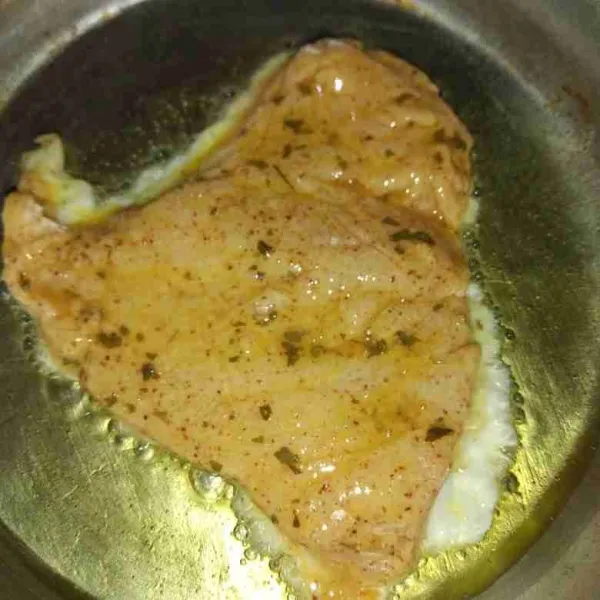 Masak ayam di dalam teflon yang sudah dipanaskan dengan campuran olive oil dan butter. Masak bolak-balik hingga matang.