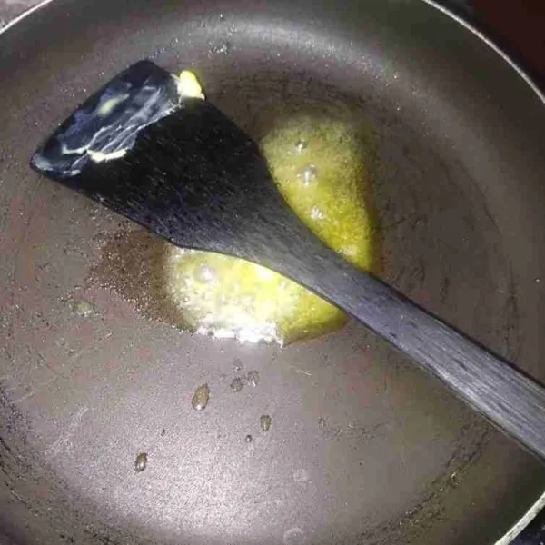 Panaskan margarin diatas pan.