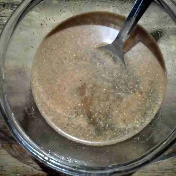 Campur garam, ketumbar, dan air dalam mangkok kemudian aduk rata.