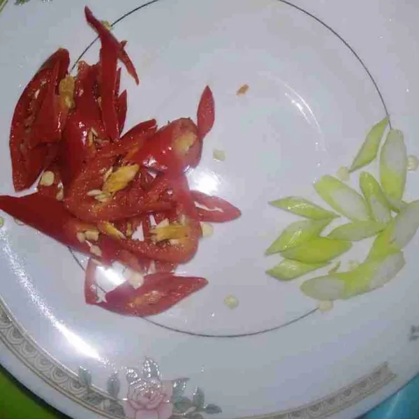 Iris-iris lombok dan daun bawang.