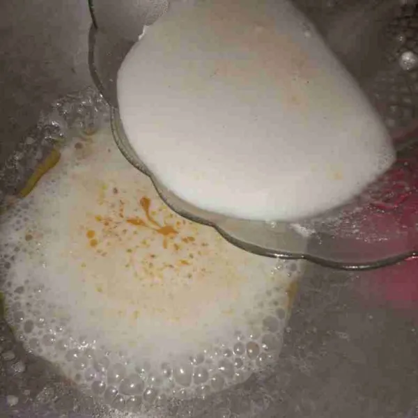 Masukkan susu cair yang sudah dicampur tepung maizena.