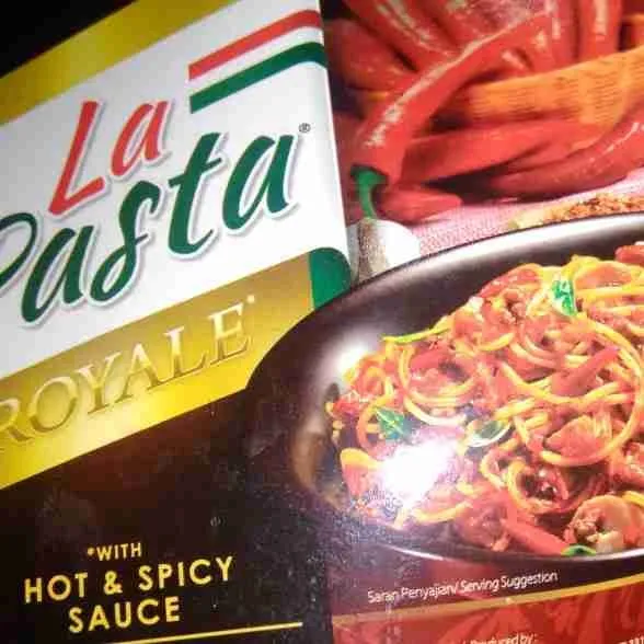 Siapkan bahan spaghetti spicy.