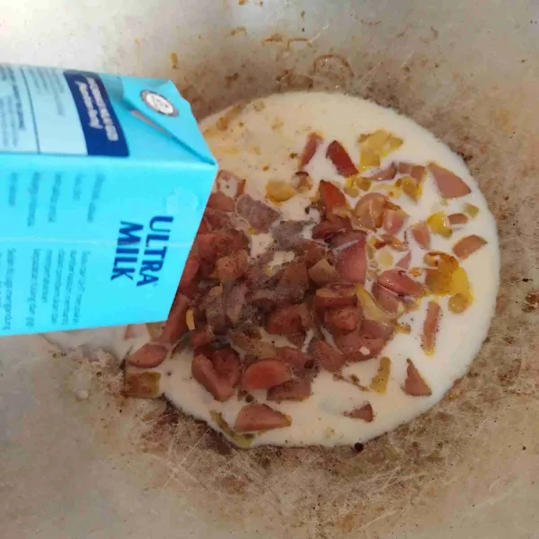 Tambahkan susu UHT dan bumbui dengan garam, merica bubuk, bubuk pala, dan penyedap rasa. Aduk merata dan tes rasanya.
