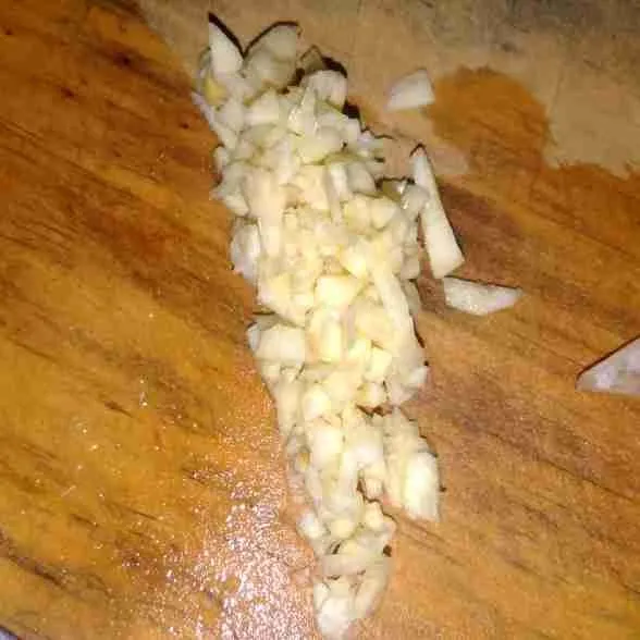 Siapkan bawang putih kemudian chopped bawang.