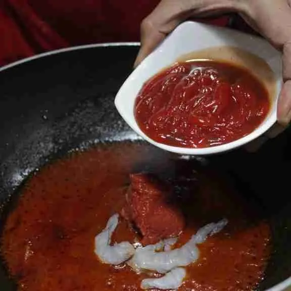 Masukkan pasta tomat dan saus bolognese.