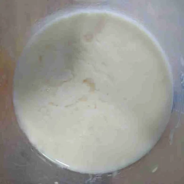 Campur susu dan air jeruk nipis biarkan 10 menit sampai susu pecah menandakan buttermilk siap digunakan.
