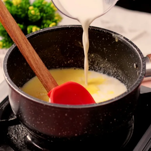 Masukkan susu lalu aduk hingga mendidih, tambahkan keju mozzarella. Setelah itu aduk hingga mengental.