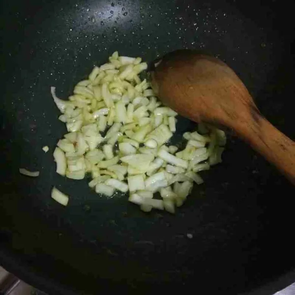 Panaskan margarin, tumis bawang bombay hingga harum.