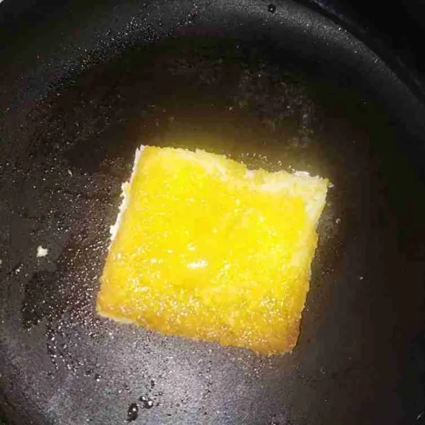 Matikan kompor lalu olesi dengan telur.