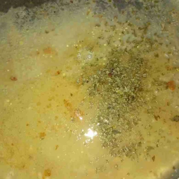Masukkan kaldu ayam dan parsley ke dalam bekas memasak ayam.
