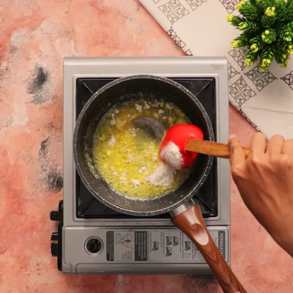 Masukkan mentega ke dalam telfon, lalu tambahkan tepung terigu dan aduk rata.
