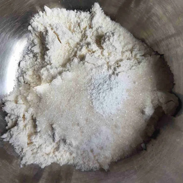 Siapkan wadah lain kemudian masukkan tepung terigu, gula, garam, dan baking powder. Aduk rata.