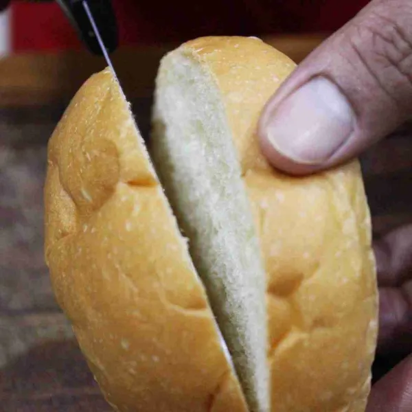 Belah roti burger, olesi dengan margarin, pangang pada bagian dalamnya hingga sedikit kecoklatan.