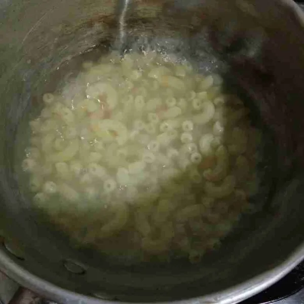 Masak air dalam panci hingga mendidih,masukkan macaroni, rebus hingga matang dan tiriskan.