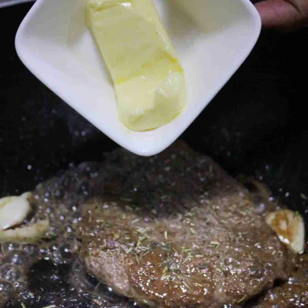 Tambahkan butter masak hingga daging matang sesuai yang diinginkan.