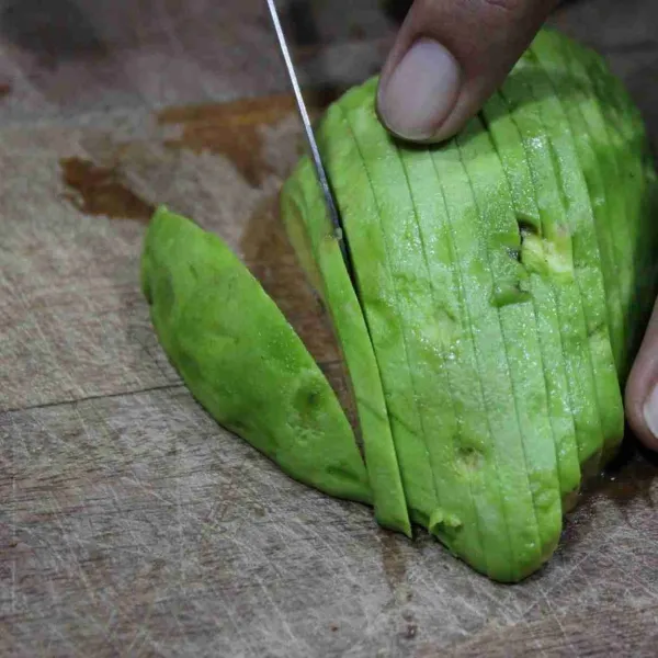 Iris tipis-tipis alpukat kemudian susun diatas piring beserta seluruh bahan dan siram dengan citrus dressing. Sajikan.