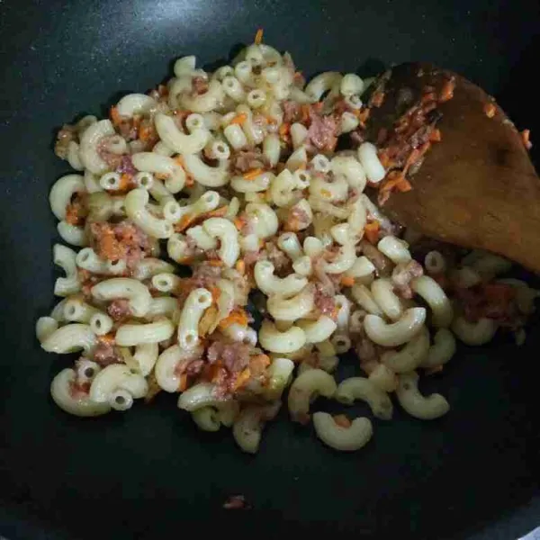 Kemudian masukkan macaroni, aduk rata sebentar, angkat.