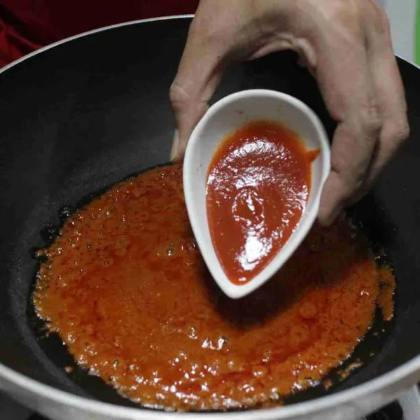 Tumis saus tomat dan saus sambal.