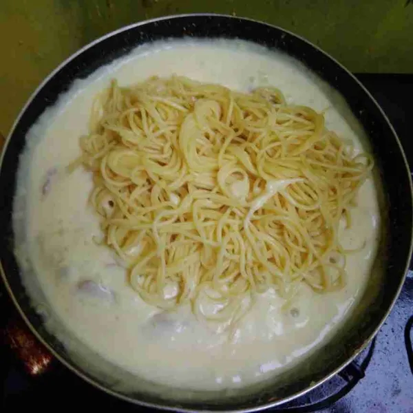 Masukkan spaghetti, aduk rata. Siap disajikan.