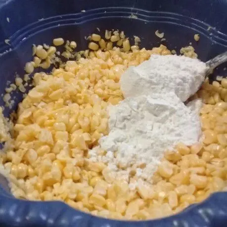 Tambahkan tepung terigu dan tepung maizena.