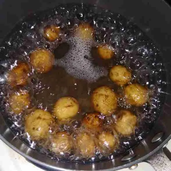 Siapkan kentang, rebus kentang hingga matang, angkat dan tiriskan terlebih dahulu.