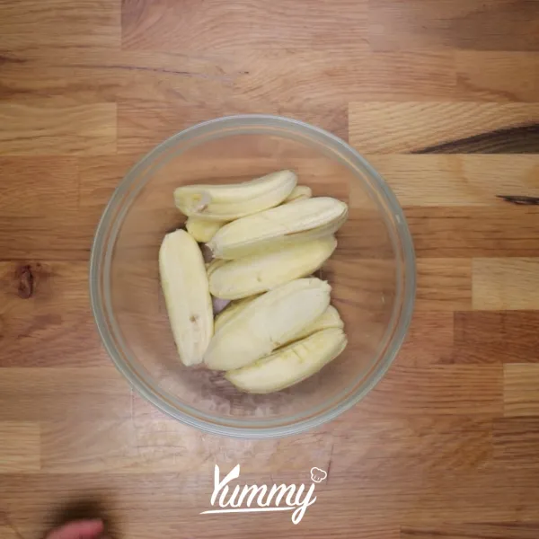 Hancurkan pisang dengan garpu atau masher.