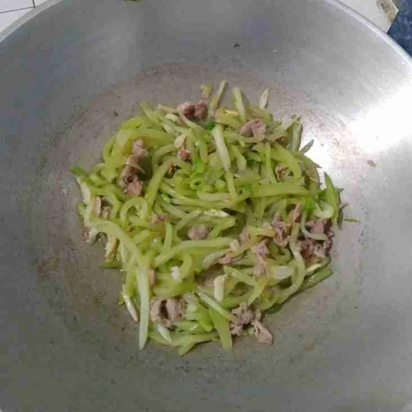 Terakhir masukkan bawang prei, garam, gula, dan merica. Aduk rata. Masak hingga matang dan siap dihidangkan.