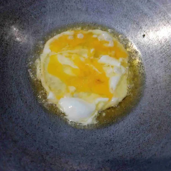 Goreng telur sambil diorak-arik.