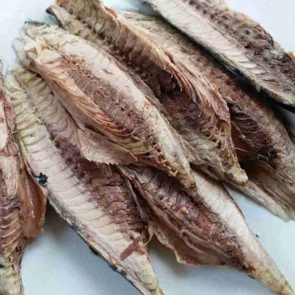 Bersihkan ikan, buang kepala, dan belah badan ikan menjadi dua bagian.