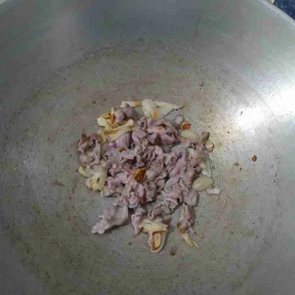Tumis bawang putih hingga harum kemudian masukkan daging. Masak hingga daging hampir matang.