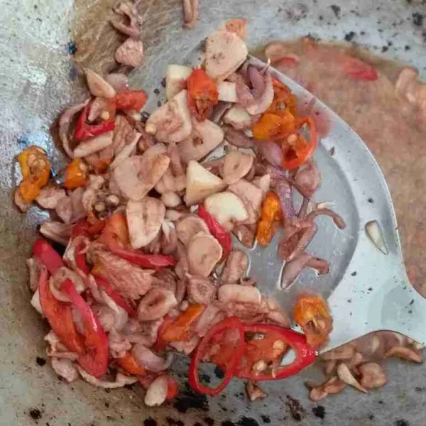 Tumis bumbu iris sampai layu, beri sedikit sea salt.