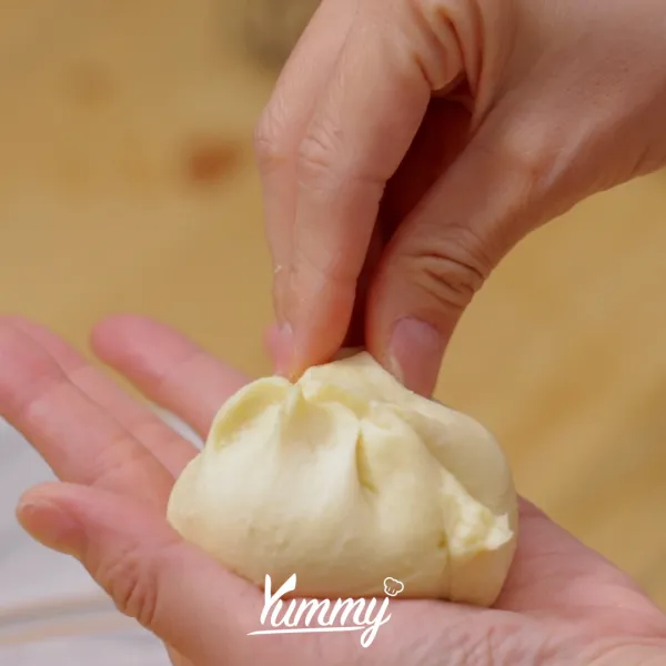 Setelah mengembang ambil 50 gr adonan lalu isi adonan roti sesuai selera. Diamkan hingga mengembang lagi.
