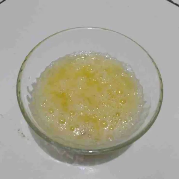 Larutkan maizena dengan 2 sendok makan air. Tuang ke dalam putih telur, aduk rata.