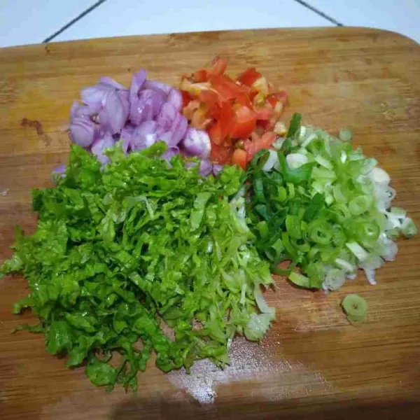Rajang semua bahan bumbu.