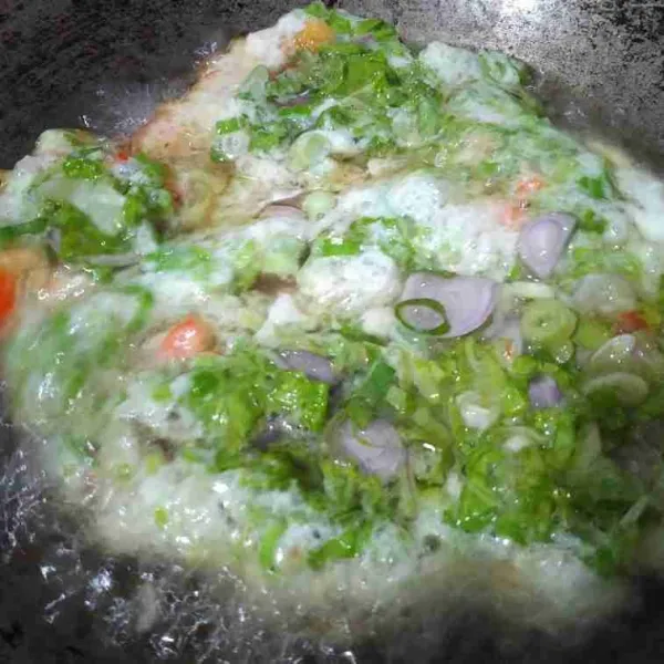 Panaskan soya oil. Masukkan adonan sedikit demi sedikit, gunakan api sedang, agar telur mengembang dan krispy. Jika adonan sudah masuk semua, gunakan api kecil, agar bagian dalam yang tebal matang merata.